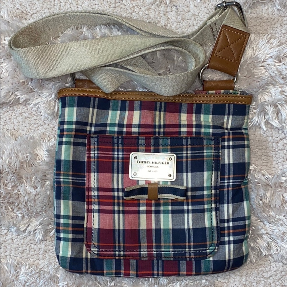Small Tommy Hilfiger crossbody with front pocket